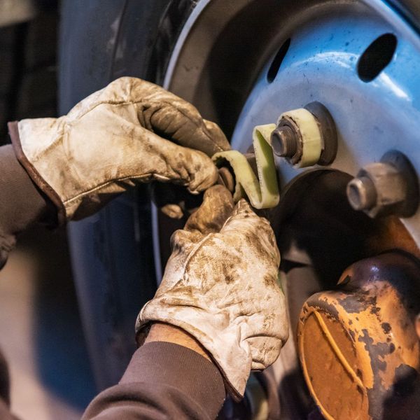 Mobile Tire Repair Pros & Cons for Trucks NTER National Truck